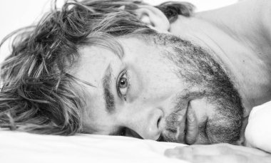 Uyurken geliştirmek için basit ipuçları. Toplam kavramı sakin ol. Adam tıraşsız sakallı yüzü uyku rahatlayın veya sadece uyan. Sakallı maço sabah relax adam. Adam çekici maço sakin ve rahat hissediyorum