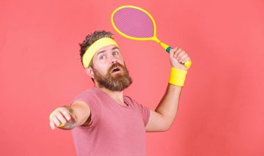 Tekrar ulaşmak. Adam hipster giyim spor kıyafeti sakallı. Tenis oyuncu retro moda. Tenis spor ve eğlence. Atlet hipster tenis raketi elinde kırmızı arka plan tutun. Tenis eğlence için oynamak