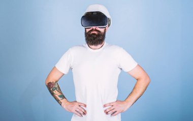 Adam arka plan mavi sakal Vr bardaklarda ciddi ve kendinden emin, ışık. Mimar ya da sanal gerçeklik gözlüklü. Kask içinde adam sanal gerçeklik mühendisi olarak çalışıyor. 3D tasarım konsepti