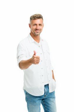 Adam gündelik tarzda yakışıklı görünüyor. Adam günlük kıyafet giyiyor. Moda konsepti. Yakışıklı bir model. Erkek kıyafetlerinin son modellerini keşfedin. Rahat ve rahat hissediyorum. Erkek giyimi ve şık kıyafetler.