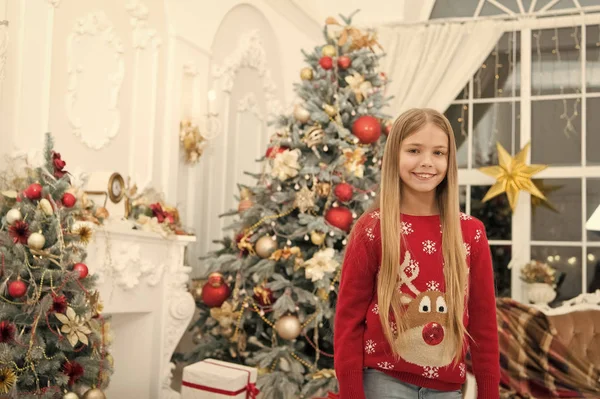 Niño disfrutar de las vacaciones. Feliz año nuevo. El invierno. compras en línea de Navidad. Vacaciones familiares. Árbol de Navidad y regalos. La mañana antes de Navidad. Niña. — Foto de Stock