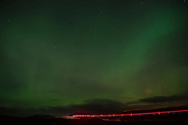 Luci del nord - bellezza della natura. Islanda nord luci a Reykjavik. luci polari o bacchetta del nord. questa bella aurora boreale o aurora boreale in ghianda di notte. vera bellezza . — Foto Stock