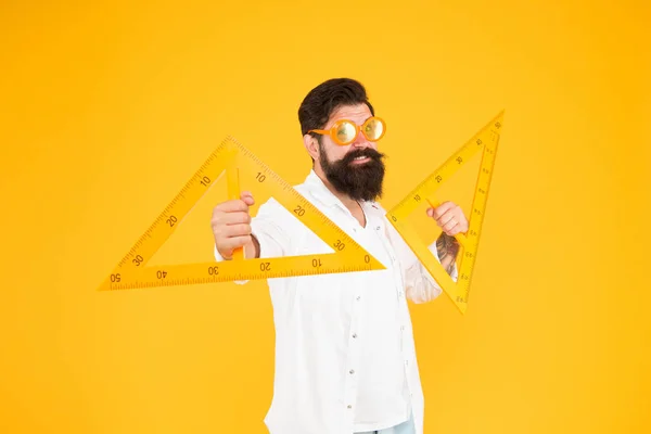 Lição de matemática masculina. Triângulo nerd barbudo. Professor de geometria. Estudante usando instrumento de medição. Estudante do corpo docente de arquitetura de engenharia. Estudante inteligente. De volta à escola. Ensino universitário universitário — Fotografia de Stock