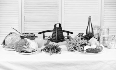 Sağlıklı bir yaşam tarzı için harika yiyecek. Vejetaryen konsepti. Taze yaz sebzeli salata. Sağlıklı yemek pişirme. Diyet ve organik yiyecekler. Hazırlık ve mutfak. taze ve sağlıklı. Mutfak tarifi