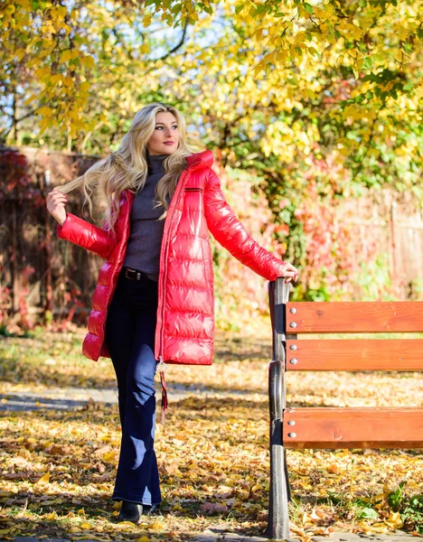 Kurtka do koncepcji sezonu jesienne. Dziewczyna nosić czerwony jasny ciepły płaszcz. Koncepcja jesienne mody. Lady atrakcyjna fashionistka stwarzając w marynarkę. Kobieta modne blond z makijażu stoisko w jesienny Park — Zdjęcie stockowe