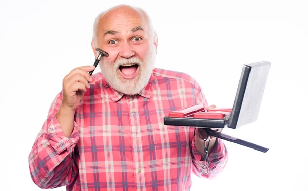 Homem mantendo blog de moda. kit de barbear no caso. conjunto de ferramentas de barbear portátil. velhote raspado barbear bigode e barba cabelo. lâmina de barbear ou barbeador. acessórios de barbear. homem maduro isolado no branco — Fotografia de Stock