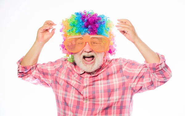 Morfar alltid kul. Man Senior skäggiga glada person bära färgglada peruk och solglasögon. Äldre clown. Ha kul. Rolig livsstil. Nöje och underhållning. Comic farfar Concept. Trevligt skämt — Stockfoto
