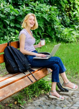 Mutlu ve rahat hissediyorum. not defteri ile yazar. Blogger ilham oluyor. yaz online. Blogger sosyal ağ için içerik oluşturur. dizüstü bilgisayar ile kız. kız iş online vardır. Web iletişimi