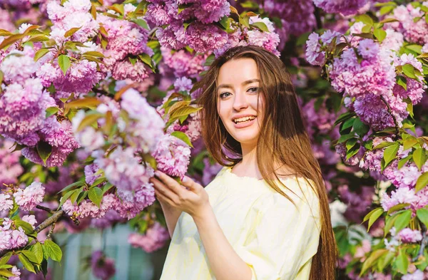 Warm day. skincare and spa. Natural cosmetics for skin. girl in cherry flower. Sakura tree blooming. woman in spring flower bloom. natural summer beauty. blossom smell, allergy — Stock Photo, Image