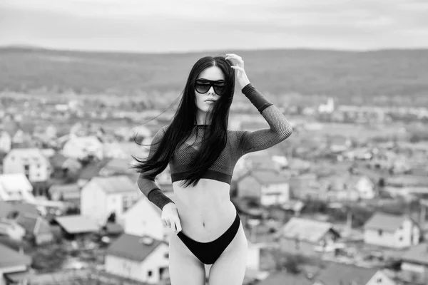 Liberdade. menina sensual em lingerie roupa interior e óculos de sol ao ar livre. mulher sexy com corpo apto. desporto e fitness. moda verão beleza. corpo perfeito, sem celulite e gordura. Cheio de energia — Fotografia de Stock