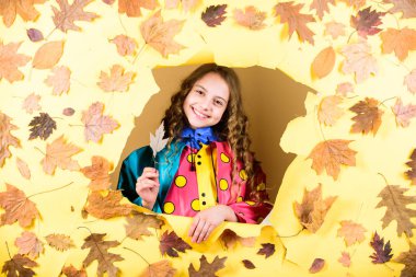 olumlu bir ruh hali içinde çocuk. sezon tahmini. sonbaharda çocuk yaprakları. Yağmur koruma küçük kız. Sonbahar modası. moda yağmurluk küçük kız. sonbahar güzelliği. Mutlu çocukluk. Sonbahar modası