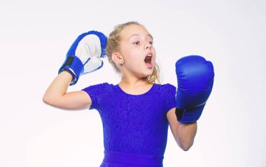 Eğitim liderlik ve kazanan. Güçlü çocuk boks. Spor ve sağlık kavramı. Boks spor kadın için. Kız çocuk mavi eldiven beyaz arka plan üzerinde poz ile. Spor yetiştirme. Güçlü ol