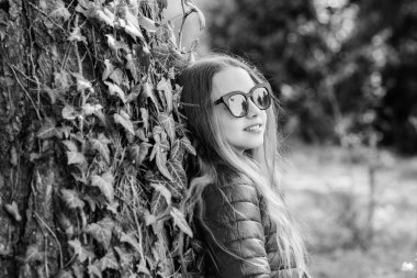 Bahçede keyifli ve dinlendirici bir yürüyüş. Huzurlu bir çevre bahçesi. Kız botanik bahçesinde yürümek. Bahçede doğanın tadını çıkarın. Çocuk sevimli fantezi çocuk parkta zaman geçirmek. Halka açık hale getirmek için yetiştirilen bitkiler