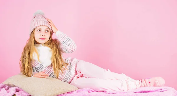 Kid lachende fotomodel. Winter mode concept. Jongen meisje draag leuke gebreide muts van modieuze en comfortabele gezellige kleding. Meisje lang haar ontspannen roze achtergrond. Winter mode voor kinderen — Stockfoto