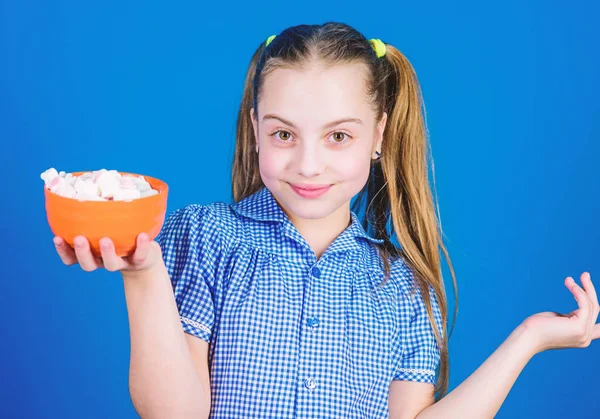 Suikerwerk. Gelukkig klein kind liefde snoep en traktaties. Klein meisje eet marshmallow. Marshmallow. Snoepwinkel. Gezonde voeding en tandheelkundige zorg. Dieet en calorie. Zoetekauw. zoetwaren concept — Stockfoto