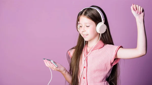 Νέα λίστα αναπαραγωγής. εκπαίδευση στο σπίτι. Παιδική μελέτη στο διαδίκτυο. E μαθαίνοντας με το ηλεκτρονικό βιβλίο. κορίτσι να ακούει μουσική. Ηχητικό βιβλίο. πίσω στο σχολείο. μικρό κορίτσι μαθητής στα ακουστικά. την αυτοεκπαίδευση. MP3 player. Χώρος αντιγραφής — Φωτογραφία Αρχείου
