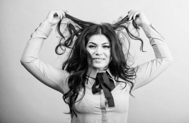 Güzel saçlar için maksimum parlaklık. Kadın güzel esmer kız makyaj yüz. Kıvırcık saç modeli. Kuaför ipuçları. Profesyonel bakım saç boyanmış. Esmer saç bakımı. Parlaklık ve yönetilebilirliği teşvik etmek