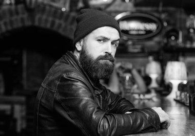 Sakallı adam karanlık barda boş harcama. Acımasız yalnız hipster. Acımasız hipster sakallı adam Bar tezgahında oturmak. Cuma akşamı. Hipster barda rahatlatıcı. Bar, içecek ve dinlenmek için rahatlatıcı bir yerdir