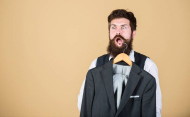 Adam sakallı moda couturier terzi. Zarif özel takım elbise. Terzilik ve giysi tasarımı. Mükemmel uyum. Özel ölçmek için yapılmış. Özel takım elbise konsepti. İş adamları için moda. Özel yapım takım elbise