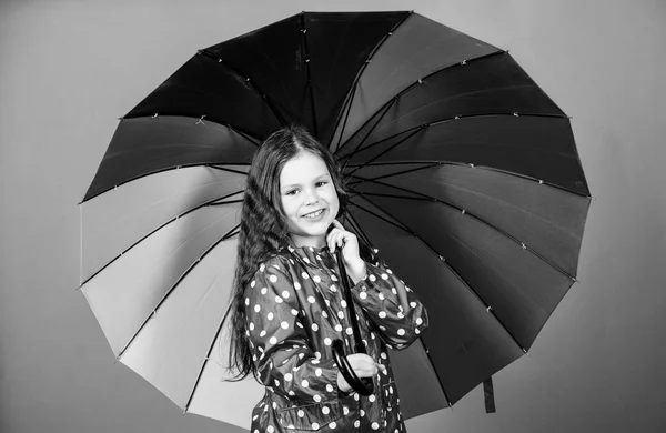 Herbstmode. kleines Mädchen im Regenmantel. Regenschutz. Regenbogen. fröhliches Hipster-Kind in positiver Stimmung. glückliches kleines Mädchen mit buntem Regenschirm. in ihrem eigenen Stil. Das Leben ist genial — Stockfoto