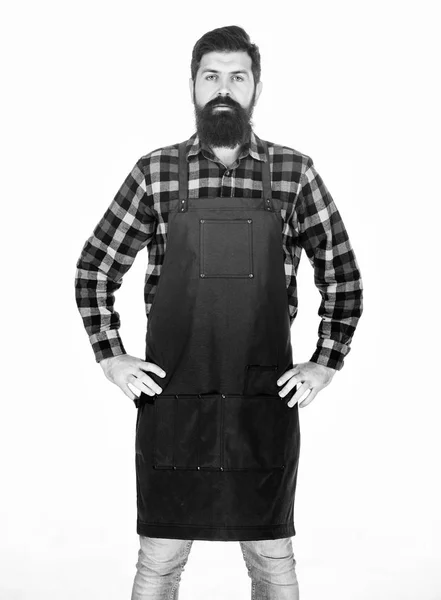 Estilo Hipster. Conceito de barbearia. Cabeleireiro salão de barbeiro para homens. Homem brutal hipster barbudo com bigode usar uniforme avental. Pessoal da barbearia. Salão de barba. Bem preparado macho barbeiro — Fotografia de Stock