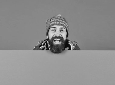 Sakallı ve mutlu yüzlü hippi kalın kıyafetler giyer..