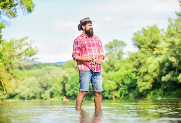 Hobby zit boordevol levensvaardigheden. ervaren visser in water. sportactiviteit hobby. visser Toon visserij techniek gebruik Rod. man vangen van vis. man vliegvissen. Succesvolle vliegvissen. zomer weekend — Stockfoto