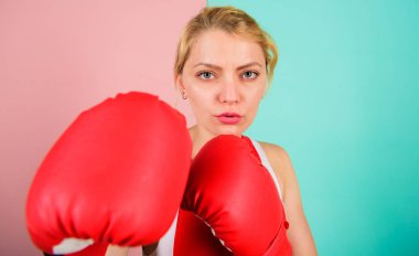 Boks öfke ve artıracaktır. Yumruk işine konsantre oldun. Kadın boks eldivenleri saldırıya odaklandı. Hırslı kız dövüş boks eldivenleri. Kadın hakları. Seni kovacağım. Boks becerisine güvenerek