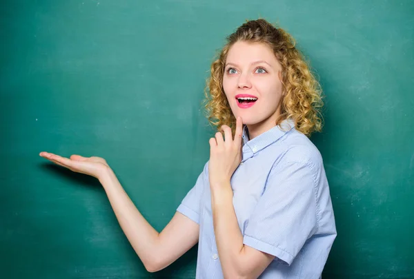 ちょうどインスピレーションを得た。知識の日。空の黒板情報。学校に戻る女性は勉強が好きです。学校の授業で女性教師。黒板で幸せな学生。教育。学生生活。コピースペース — ストック写真