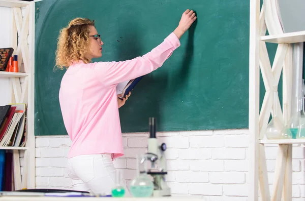 Dívka rozkošná učitelka ve třídě. Vzdělávací program pro základní školu. Struktura vzdělávacího systému. Metody vzdělávání zahrnují pedagogické diskuse a cílený výzkum — Stock fotografie