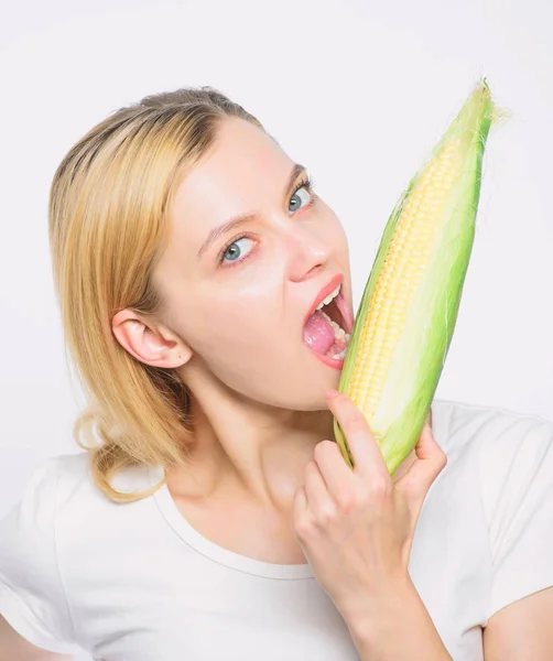Agricultura y cultivo. Mujer feliz comiendo maíz. cosecha de vegetales. cultivo de maíz. vitaminas y alimentos dietéticos. Agropecuaria, campesina con maíz. dientes sanos. hambre. directamente de la granja —  Fotos de Stock