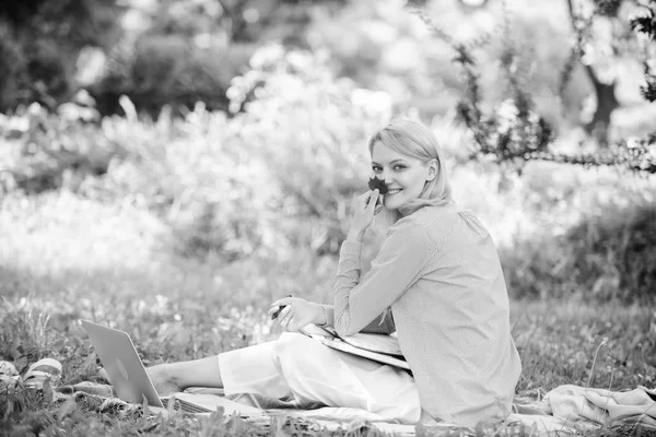 Gestión remota de negocios al aire libre. Mujer con portátil sentarse prado hierba. Los mejores trabajos para trabajar remotamente. La mujer de negocios freelance trabaja al aire libre. Concepto de trabajo remoto. Permanecer libre con trabajo remoto —  Fotos de Stock