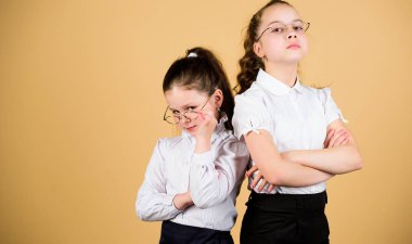 sonsuza kadar dostluk. Okula geri dön. çalışma konsepti. derste akıllı küçük kızlar. Okul üniformalı küçük kızlar. kendine güvenen öğrenciler. kopya alanı. okul arkadaşlığı. kırık dostluk. Çocukluk anıları