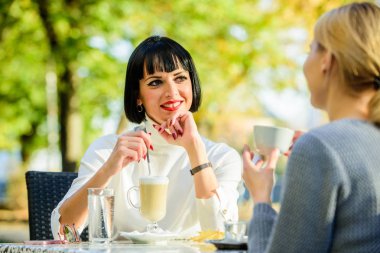 Dostluk dostça ilişkiler. Söylentileri tartışıyor. Güvenilir iletişim. Dostluk kız kardeşler. Arkadaşlık toplantısı. En yakın insanlar. Kızlar kahve sohbeti içer. Konuşma kadın kafe teras