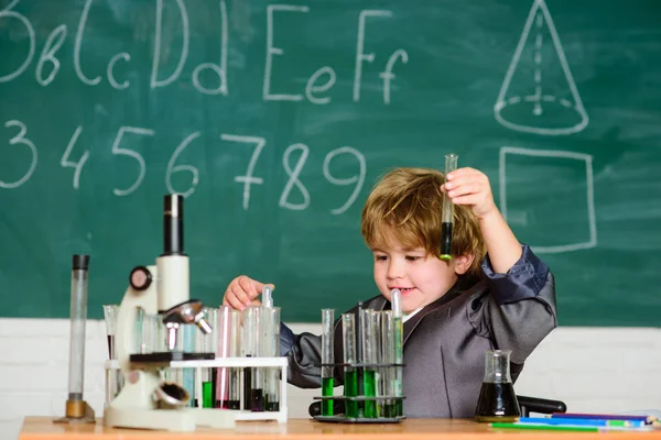 Grundkenntnisse Grundschulbildung. Bildungsexperiment. Wissenskonzept. Faszinierendes Thema. Wissenstag. Kinder studieren Biologie Chemie. Jungenmikroskop und Reagenzgläser Klassenzimmer — Stockfoto