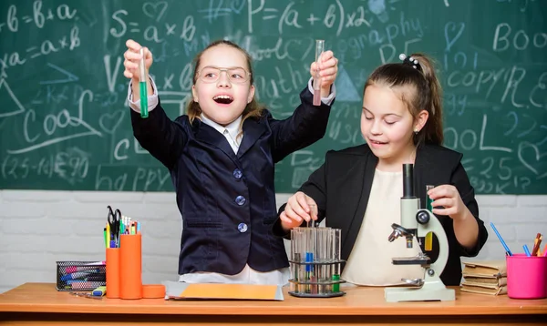 Mädchen in Schuluniform damit beschäftigt, ihre Hypothese zu beweisen. Wissenschaftskonzept. Gymnasiasten mit vertieftem Studium der Naturwissenschaften. Privatschule. Schulprojektuntersuchung. Schulversuch — Stockfoto