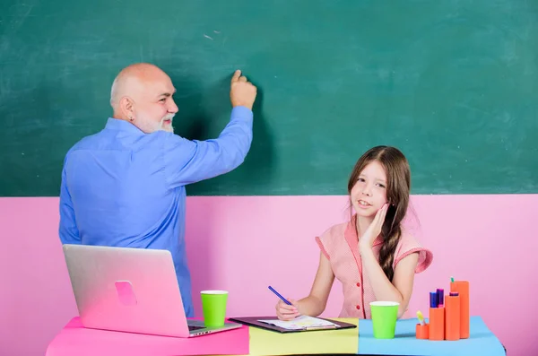 Çok çalış. Tahtadaki öğrenci ve öğretmen adam. Liseli kız ve özel öğretmen dizüstü bilgisayarı. Modern bilgi. Modern öğretim yöntemi. Modern eğitim. Yorgun öğrenci. Kıdemli öğretmen ve kız okulu dersi — Stok fotoğraf