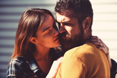 İlişki ve kavram çıkıyor. Kız ve sakallı adam