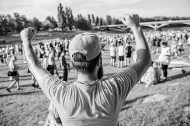 Yaz festivalini ziyaret edin. Adam tatil veya festival kutlamak. Yaz festivali. Adamın sakallı hipster'ı kalabalığın önünde. Açık hava konseri. Şimdi bilet ayırt. Erken kuş satışı. Müzik festivali. Eğlence konsepti