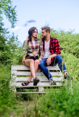 Aşık çift bankta oturuyor. Erkek arkadaş ve kız arkadaş aşık. Aşk ve romantizm kavramı. Aile hafta sonu. Parkta romantik bir randevu. Yaz tatili. Birlikte güzel bir hafta sonu geçiriyoruz. Gençlik takılmak