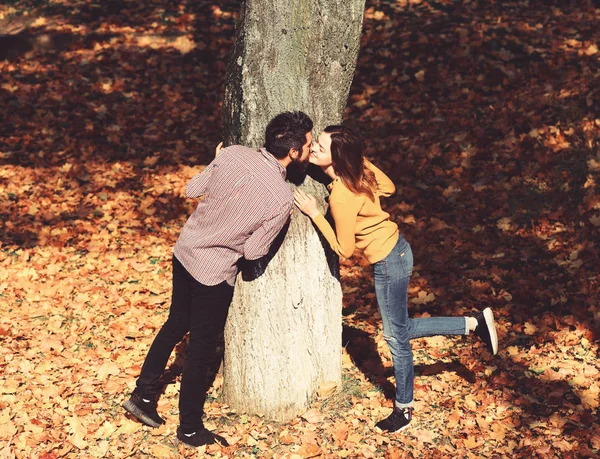 Menina e cara barbudo ou amantes felizes na data beijo — Fotografia de Stock