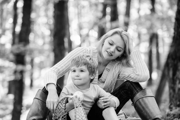 Komplett Relax. Lycklig son med mamma slappna av i höst skogen. Familje picknick. Mors dag. Mor älskar sin lilla pojke barn. Soligt väder. Hälsosam mat. Vårhumör. Lycklig familjedag — Stockfoto