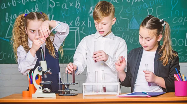 Den dětí. studenti biologie experimentů s mikroskopem. Malé děti učení chemie ve školní laboratoři. Chemii. Zpátky do školy. Malé děti na školní lekce. Nové nápady pro medicínu — Stock fotografie