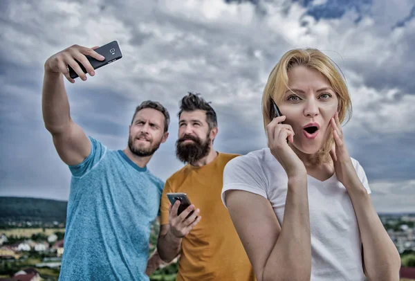Retrato de gente ocupada hablando por teléfono móvil. Amigos gro — Foto de Stock