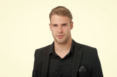 Elegance sadelik içinde. Tüm siyah giysili kuralları. Siyah moda trendi. Adam zarif Yöneticisi beyaz arka plan üzerinde siyah resmi kıyafet giymek. Neden siyah giyen değer tek rengidir