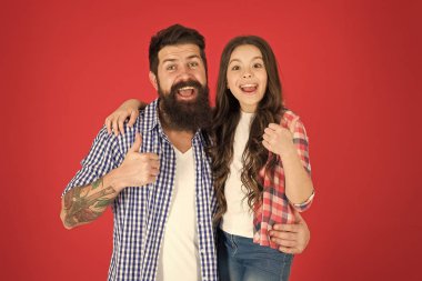 Mutlu Babalar günü. Baba ve kızı kırmızı zemin üzerine sarıl. Çocuk ve babası arkadaşlarım. Ebeveynlik gol. Mutlu çocukluk. Babalar günü kavramı. Güzel baba ve sevimli çocuk sakallı. Neşeli aile