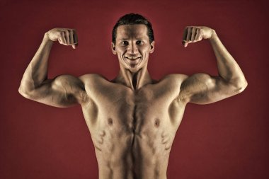 Kendinizi geliştirmek. Kas atlet stand güvenle dostum. Çekici adam kas göğüs. Mükemmel şekli gurur duyuyorum. Kaslı vücut geliştirmeci kavramı. Sağlıklı ve güçlü. Maço kas gövde ile yakışıklı