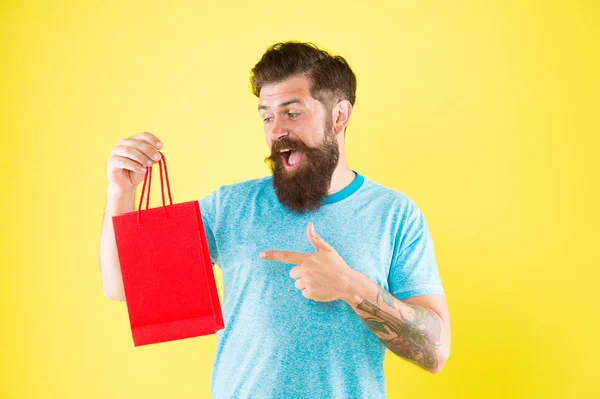 Aspectos podem influenciar o comportamento de tomada de decisão do cliente. Saco de papel hipster feliz. Homem barbudo sorrindo com a compra. Compra de impulsos. Conceito de compras. Loja loja shopping boutique. Comprar produto — Fotografia de Stock