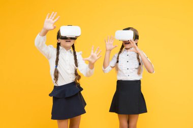 Artırılmış gerçekliği keşfediyorum. Deneyimler iletişim kurar ve projeleri yönetir. Çocuklar modern VR teknolojisi kullanır. Sanal gerçeklik. VR kulaklık. Gelecek eğitimi. Liseli çocuklar kablosuz sanal gerçeklik gözlüğü takarlar.