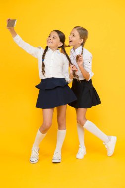 Küçük blogcu. Blogger okulu. Schoolgirls blogcular akıllı telefon fotoğraf çekmek kullanın. Uygulama akıllı telefon. Kişisel blog. İçerik oluşturma. Sosyal medya pazarlama. Modern teknoloji. Dijital influencer